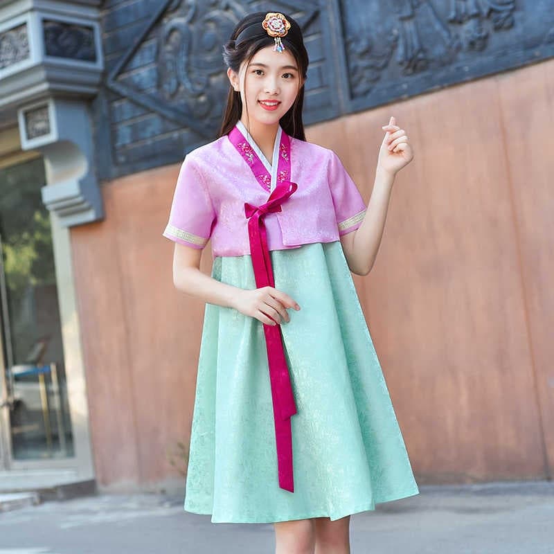Những bộ đồng phục nhà hàng hanbok cách tân tôn dáng hơn so với truyền thống